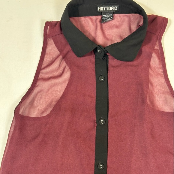 Red and Black Sleeveless Blouse with Peter Pan Collar - Picture 3 of 6